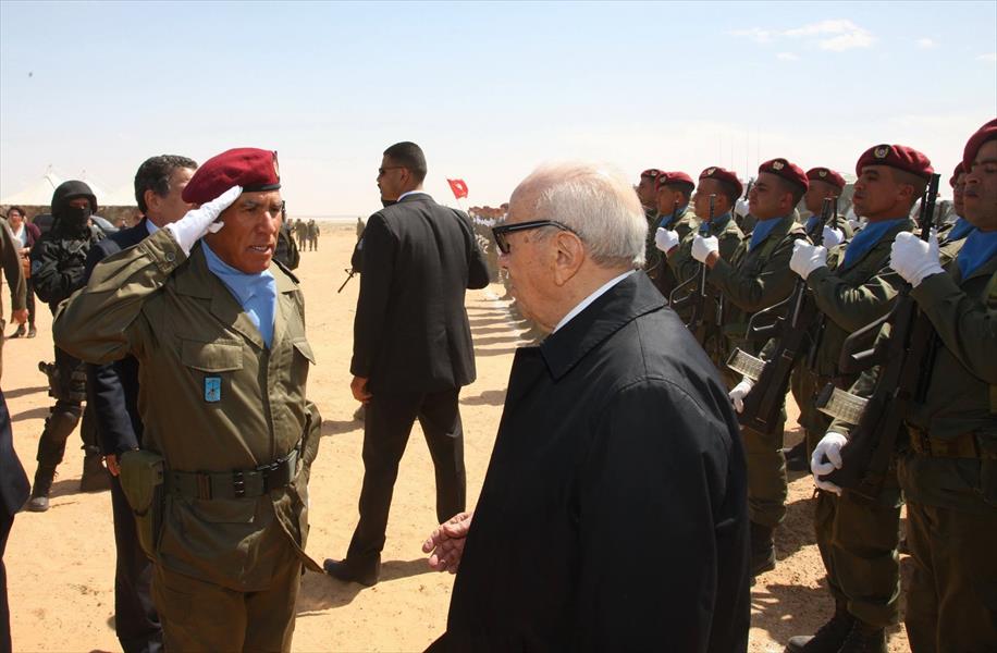 بالصور: الرئيس التونسي يتفقد تشكيلات الجيش على الحدود مع ليبيا