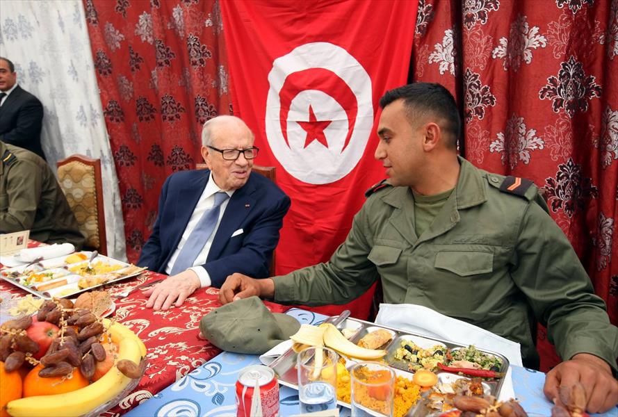 بالصور: الرئيس التونسي يتفقد تشكيلات الجيش على الحدود مع ليبيا