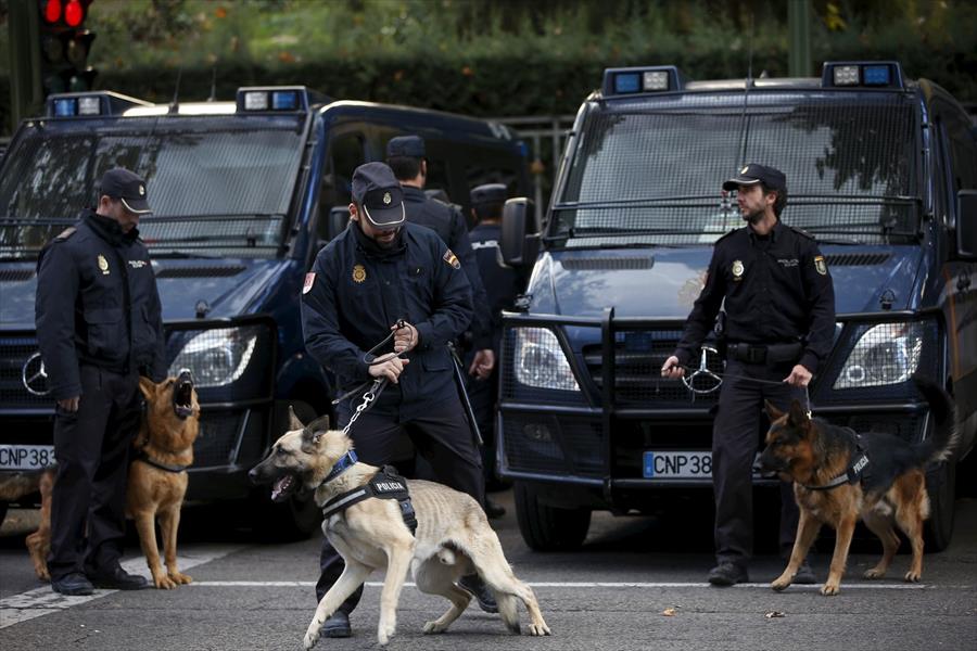 الشرطة الإسبانية تعثر على مخبأ للأسلحة وعلم «داعش»