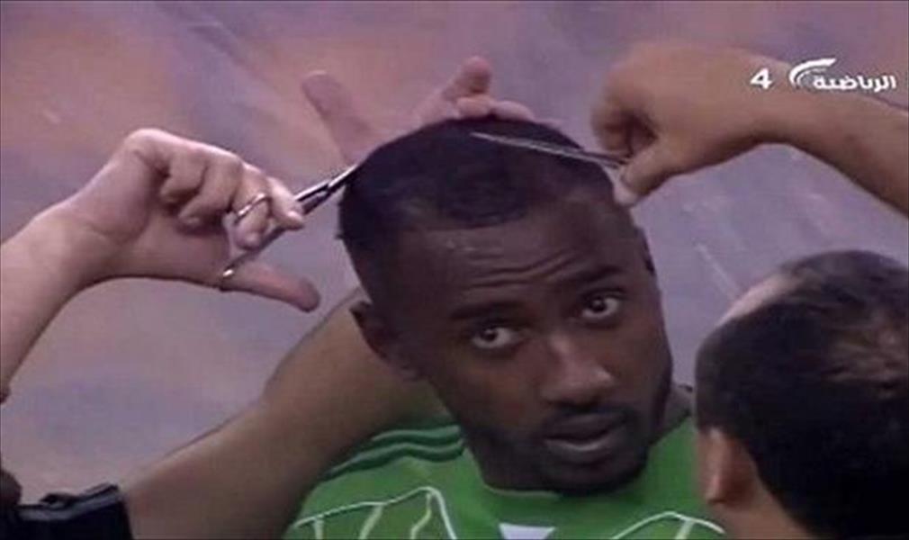 بالفيديو: إيقاف مباراة لقص شعر لاعب