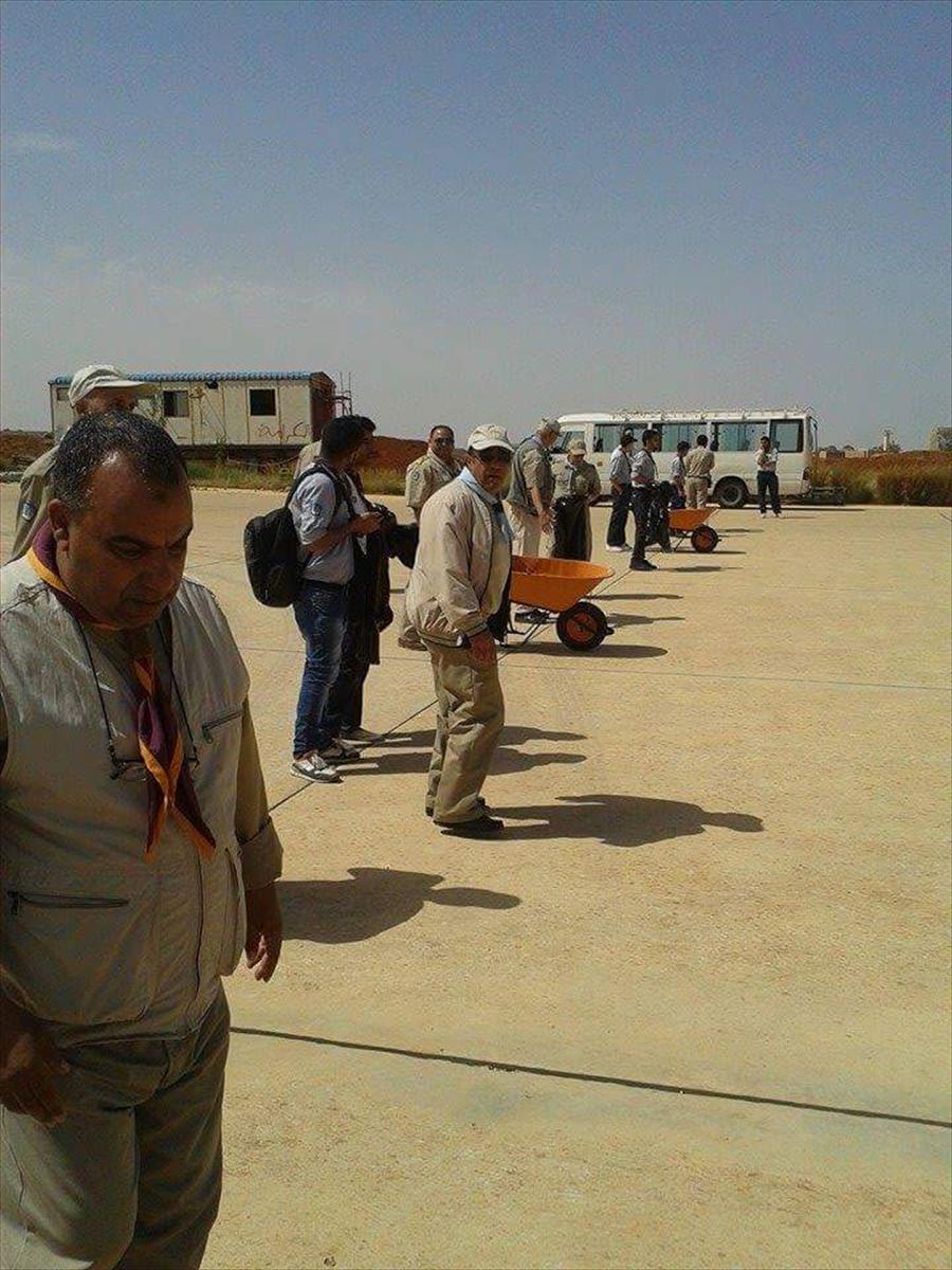 «كشاف بنغازي» تنتهي من حملة تنظيف مطار بنينا