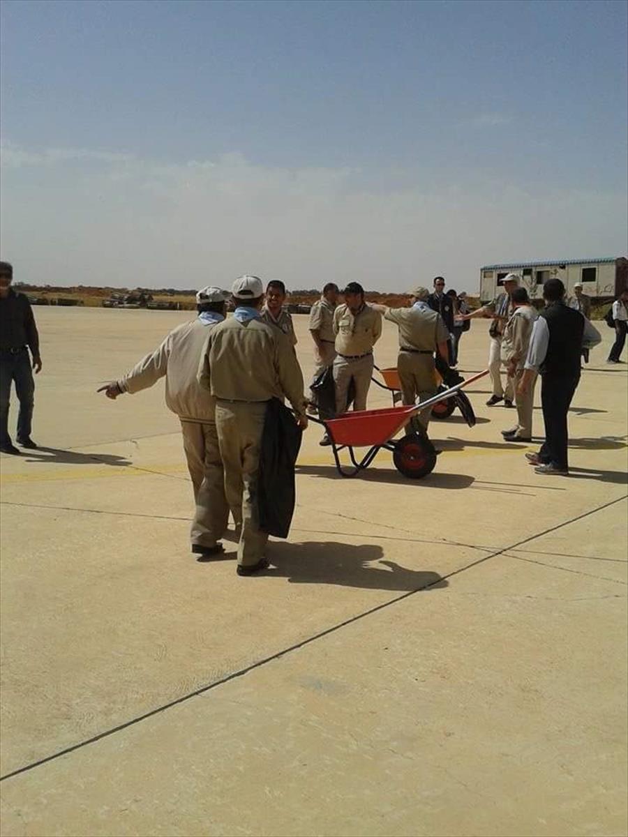 «كشاف بنغازي» تنتهي من حملة تنظيف مطار بنينا