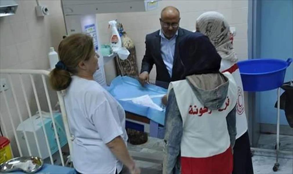 متطوعو الهلال الأحمر يزورون قسم الأطفال بمستشفى ترهونة