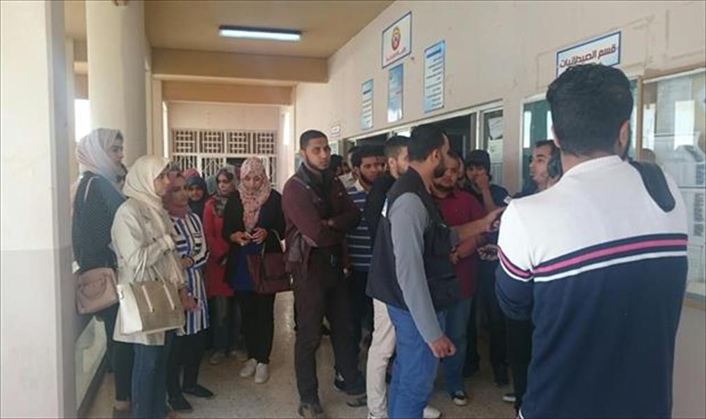 طلاب صيدلة بنغازي يدعون لإسقاط عميد كليتهم لتأخر الدراسة