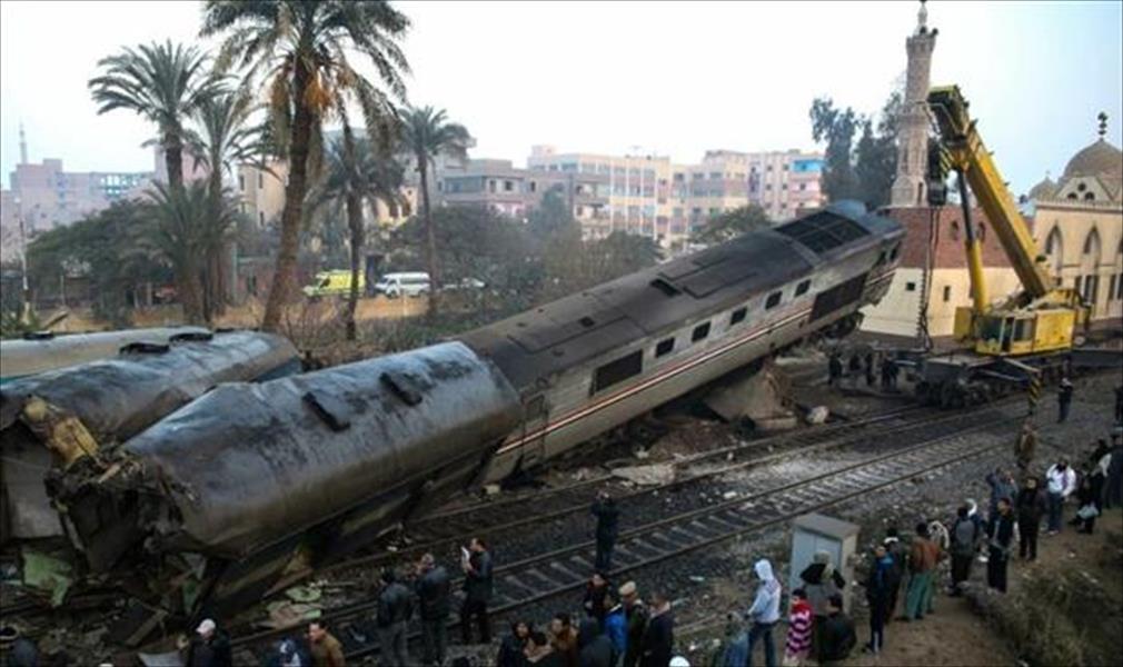 مقتل 8 وإصابة 8 آخرين في تصادم بين قطار وسيارة أجرة بمصر