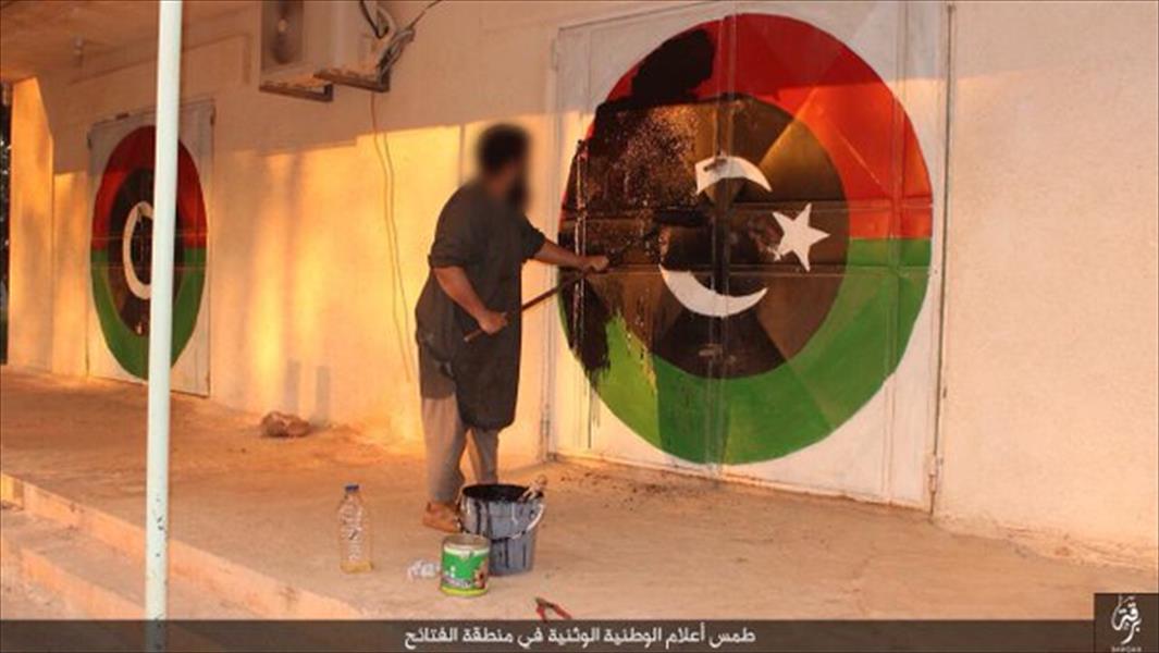 بالصور: «داعش» يطمس علم الاستقلال وشعارات ثورة فبراير شرق درنة
