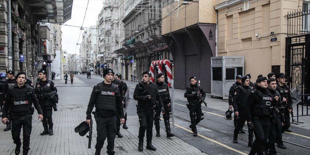 الشرطة التركية تعتقل 100 شخص لصلاتهم بغولن