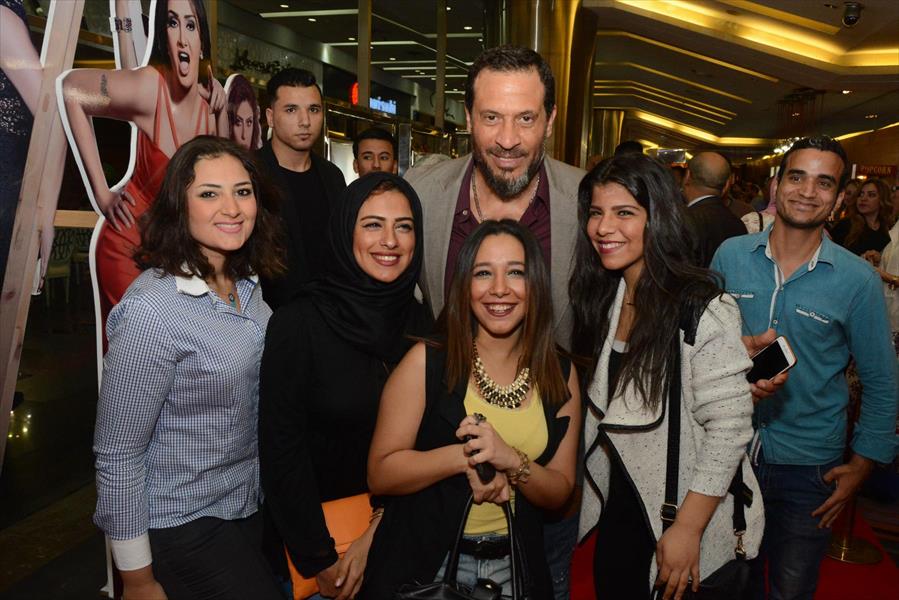 بالصور: غادة عبدالرازق تحتفل بفيلمها الجديد بـ«الهوت شورت»