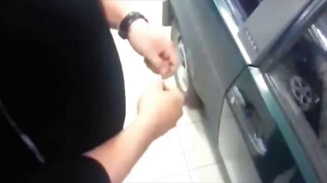 بالفيديو: أسهل طريقة لفتح باب السيارة دون مفتاح