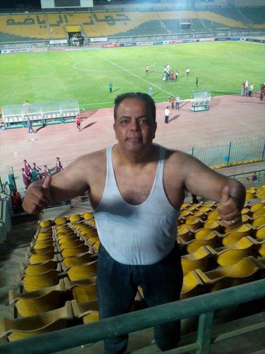بالصور: مصري يعلق على مباراة بالملابس الداخلية