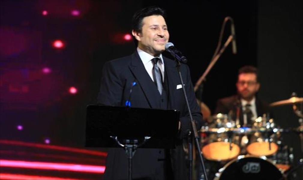 بالصور: هاني شاكر سعيد بالغناء في مدينة السلام