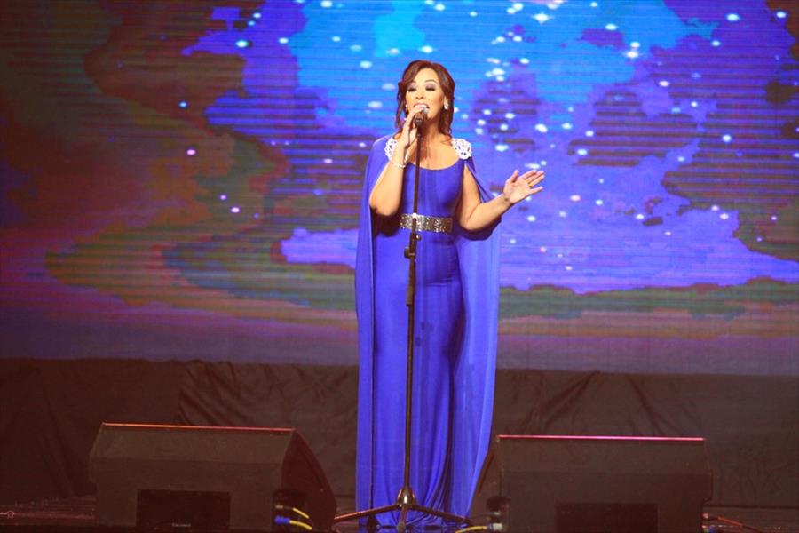 بالصور: هاني شاكر سعيد بالغناء في مدينة السلام