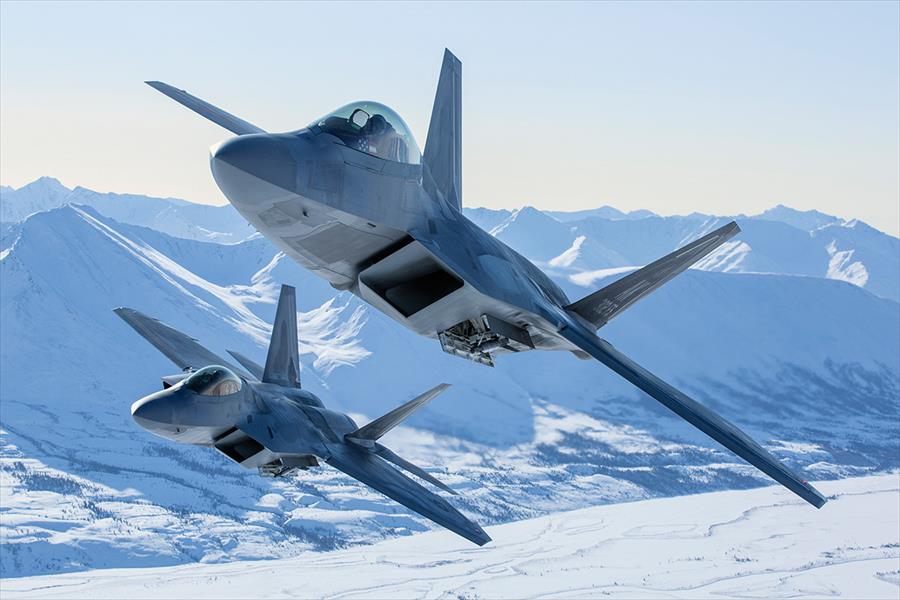 أميركا تبدأ نشر مقاتلات «إف-22» شرق أوروبا