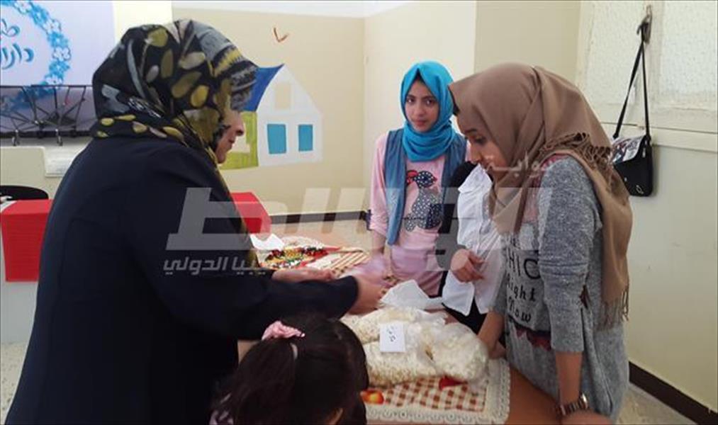 بالصور: معلمون يفتتحون سوقًا خيرية في طبرق