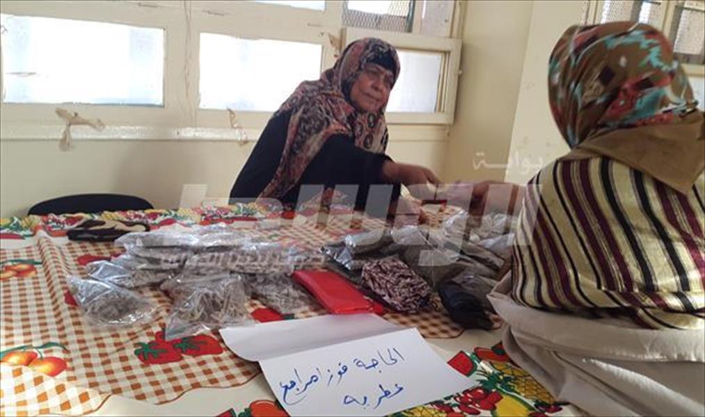 بالصور: معلمون يفتتحون سوقًا خيرية في طبرق