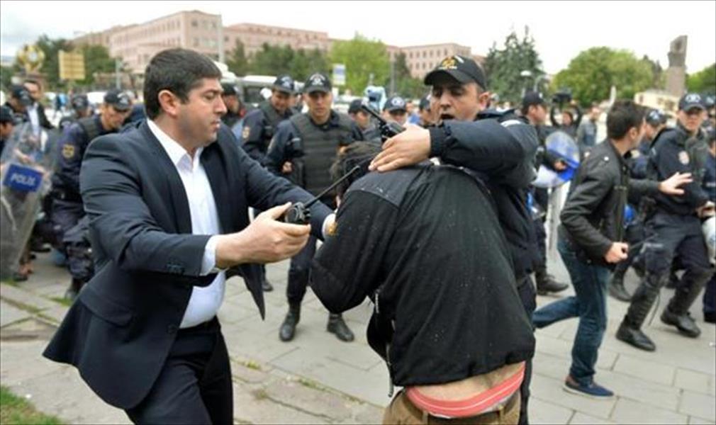 الشرطة التركية «تفرق بالقوة» تظاهرة ضد «أسلمة الدستور»