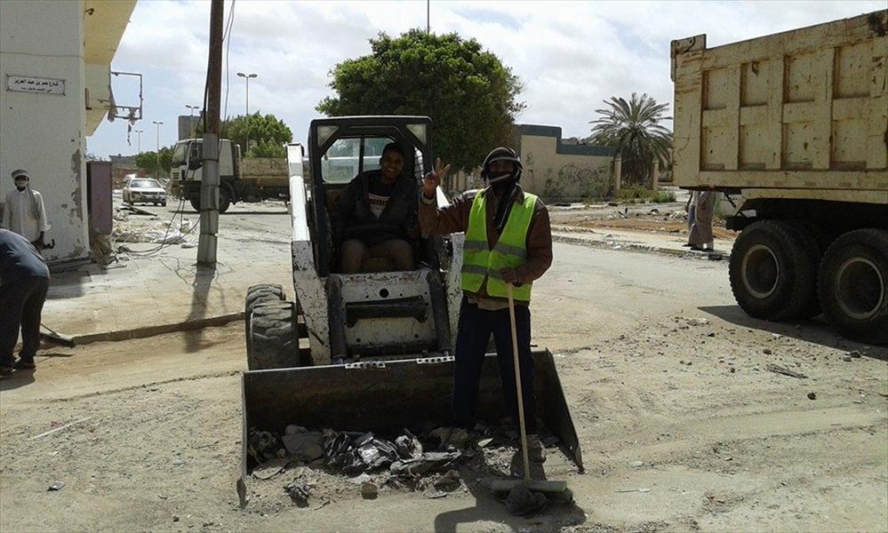 شركة خدمات النظافة تزيل مخلفات الحرب من شوارع درنة