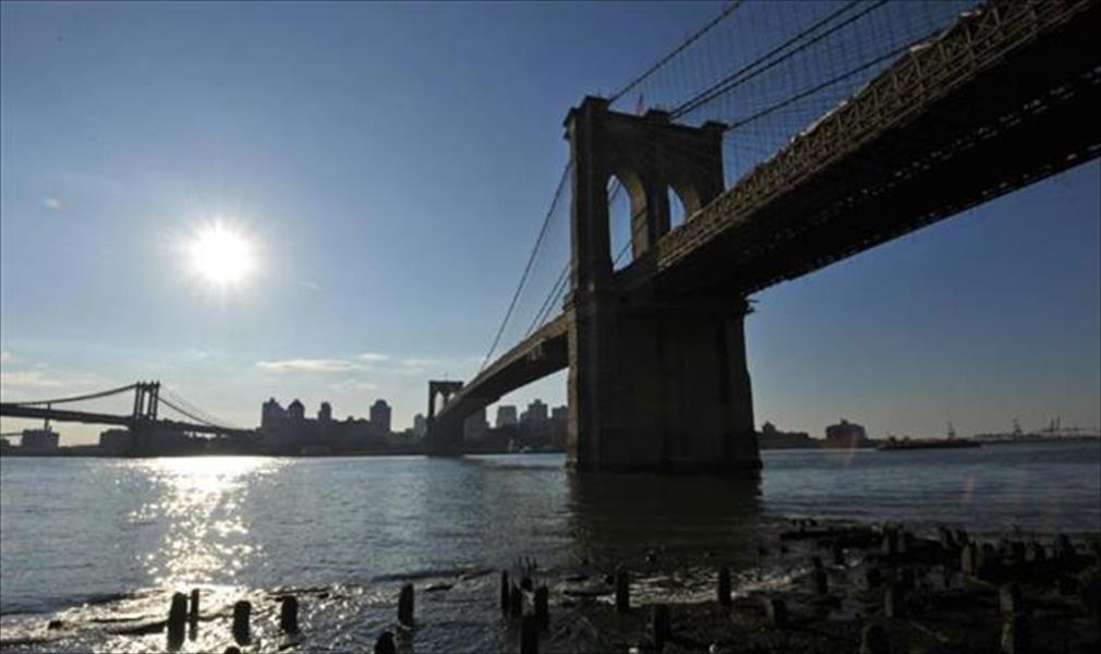 نجاة رجل قفز من جسر بروكلين محاولاً الانتحار