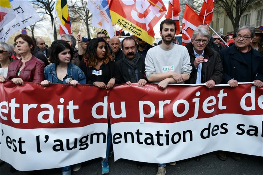 موظفون وطلاب فرنسيون يتظاهرون ضد قانون العمل