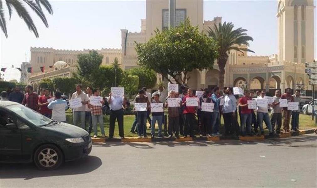 وقفة احتجاجية لموظفي الشركة العامة للكهرباء في ميدان الجزائر بطرابلس