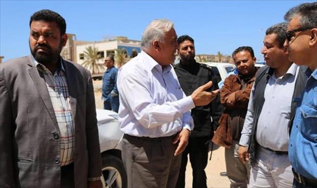 عميد بلدية بنغازي يتابع أعمال صيانة الأحياء المتضررة