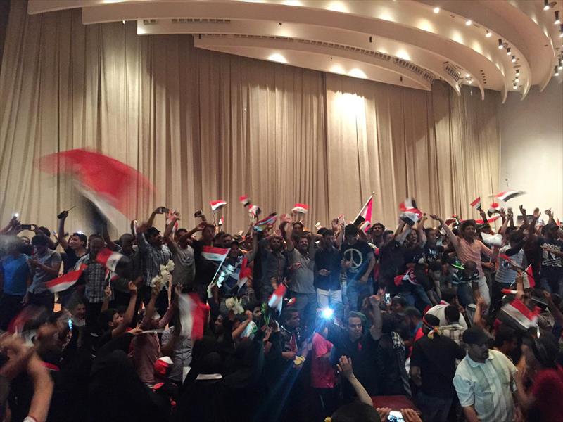 بالصور: متظاهرون يقتحمون البرلمان العراقي بالمنطقة الخضراء