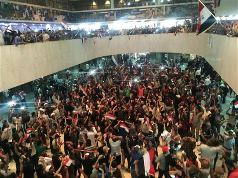 بالصور: متظاهرون يقتحمون البرلمان العراقي بالمنطقة الخضراء
