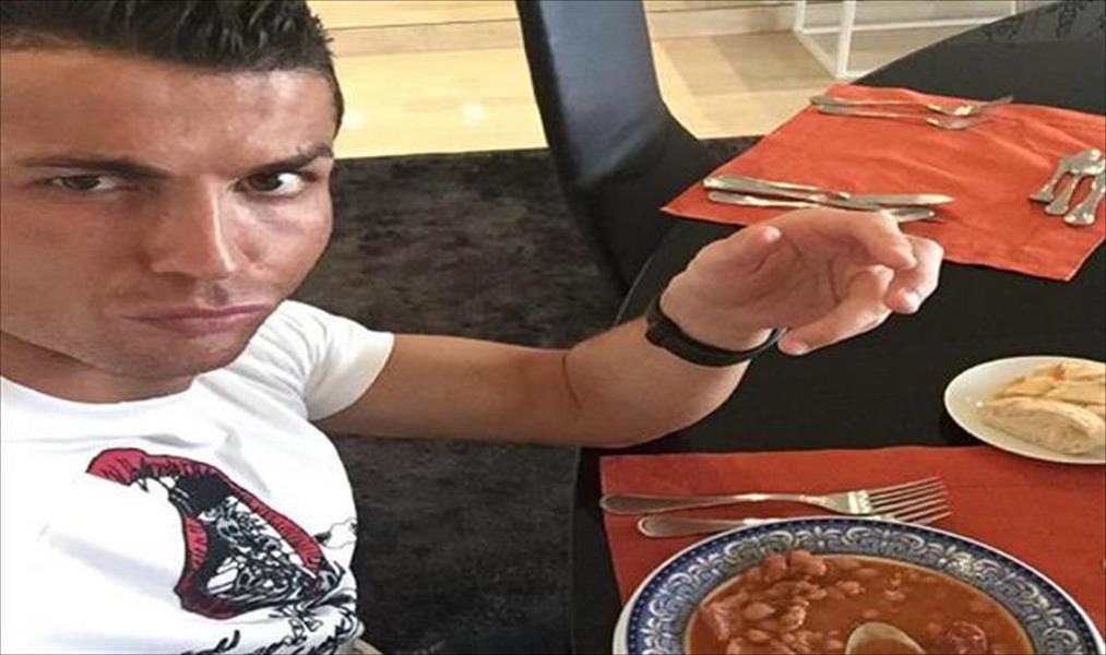 بالصور: رونالدو يغرق في أطباق العدس والفاصوليا بالمغرب