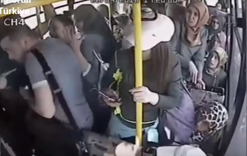 بالفيديو: علقة ساخنة لرجل حاول التحرش بفتاة