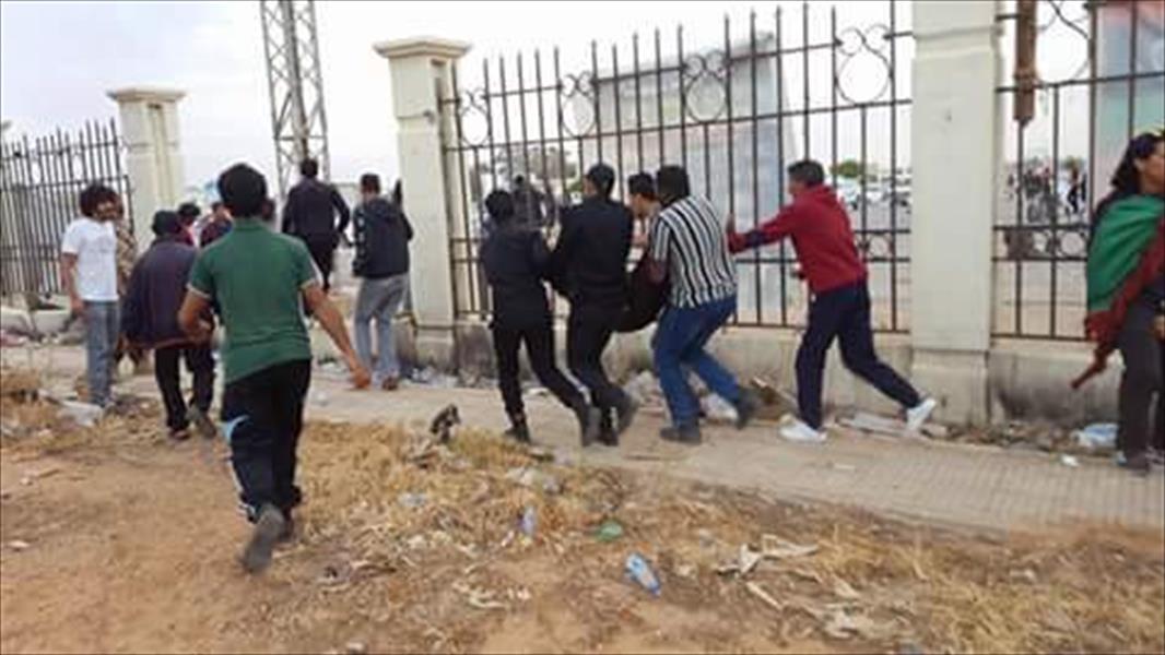 سقوط قذيفة على متظاهرين بساحة الكيش في بنغازي وأنباء عن وقوع جرحى