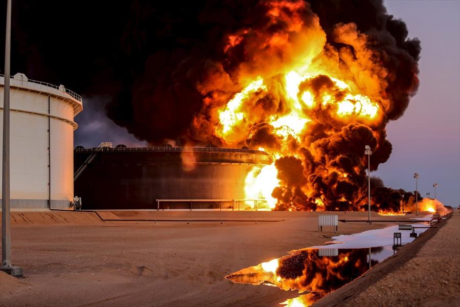 «بلومبرغ» تستبعد تعافي إنتاج النفط مع استمرار القتال بليبيا