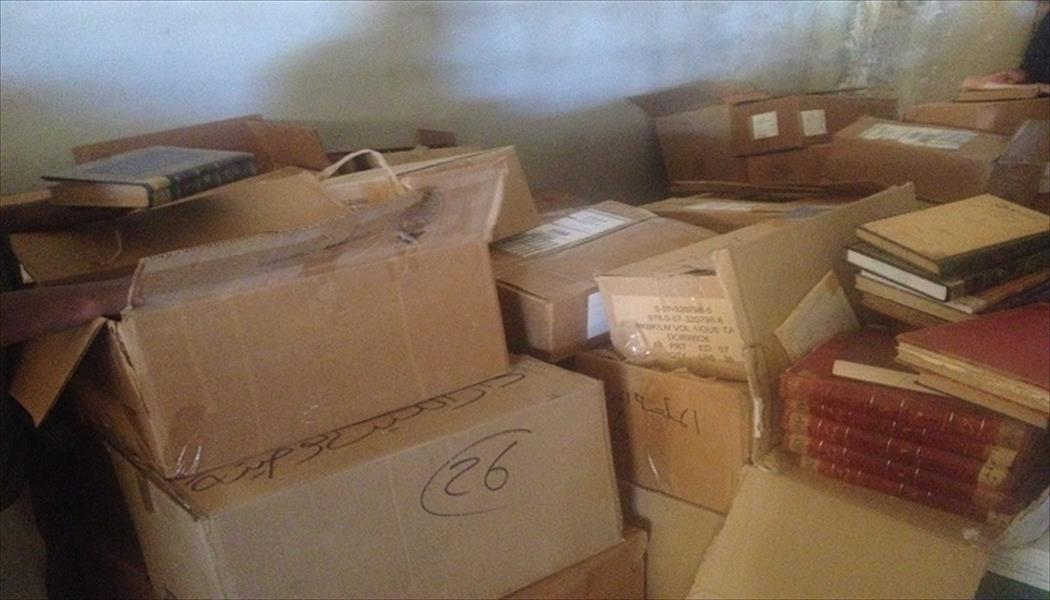 العثور على كتب إسلامية قديمة داخل معسكر قاريونس في بنغازي