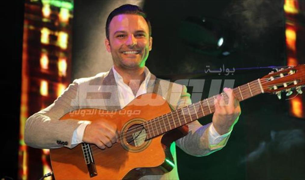 مطرب أردني يغني من ألحان حميد الشاعري في فلسطين