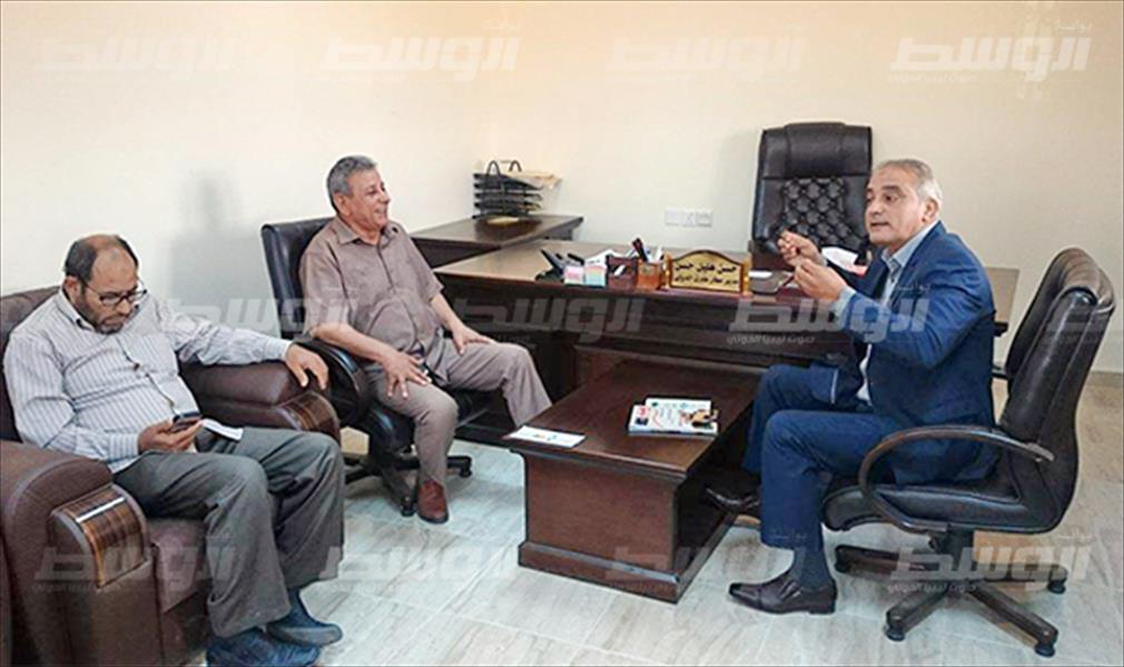 عميد المجلس البلدي يعتذر للعاملين بمطار طبرق