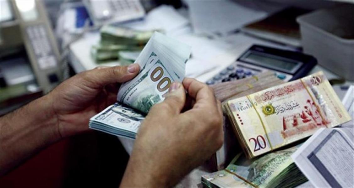 «بلومبيرغ»: تداول الدولار في السوق السوداء بليبيا يفاقم أزمة السيولة والغلاء