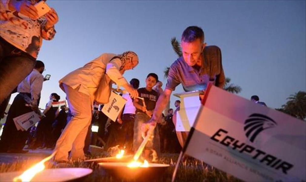 مسيرة على أضواء الشموع بالقاهرة لتأبين ضحايا الطائرة المصرية