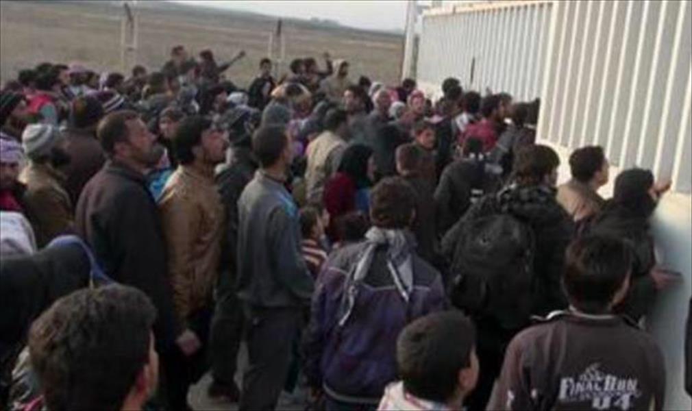 100 ألف سوري عالقون قرب حدود تركيا