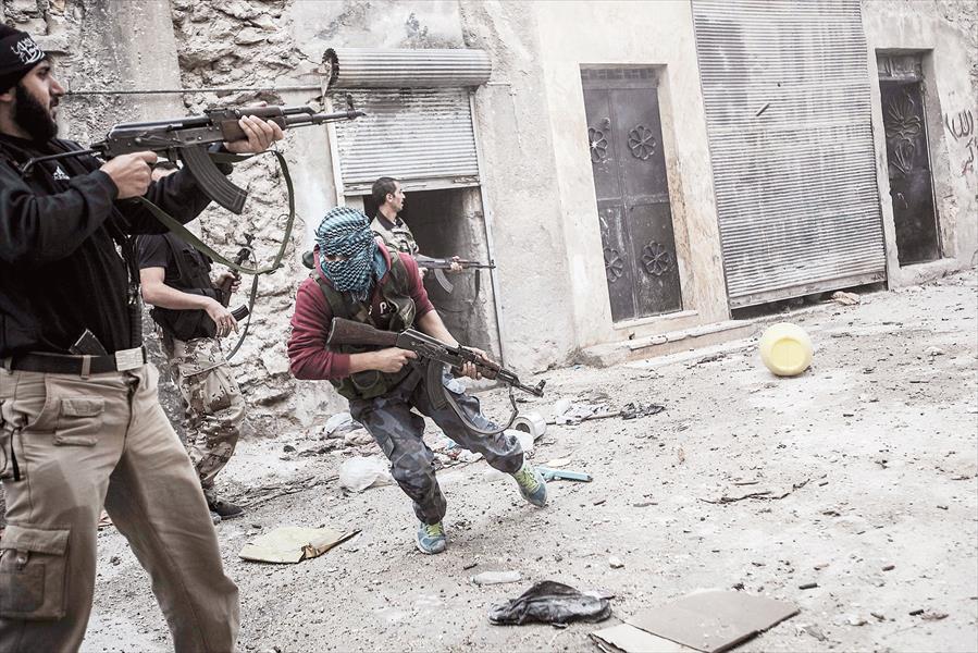 عشرات القتلى في اشتباكات عنيفة بين «داعش» والمعارضة بحلب