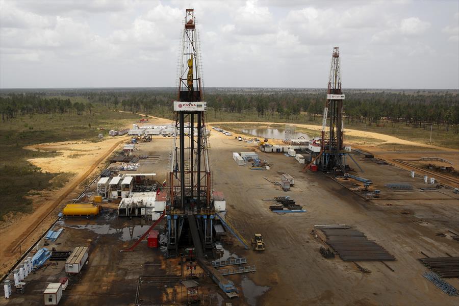 النفط يهبط بفعل ارتفاع الدولار وتوقعات بزيادة إنتاج «الرملي»