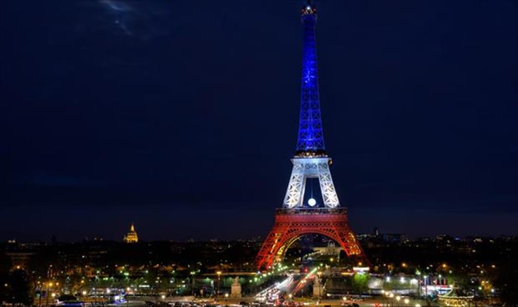 «الهاشتاق» يلون برج إيفيل في «يورو 2016»