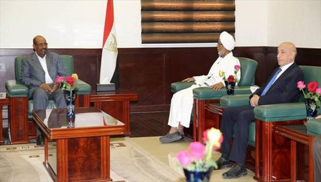 البشير يستقبل عقيلة صالح بمقر مجلس الوزاراء السوداني