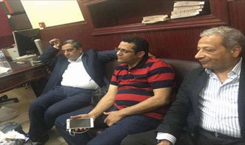 مصر: استئناف محاكمة نقيب الصحفيين لاتهامه بإيواء هاربين
