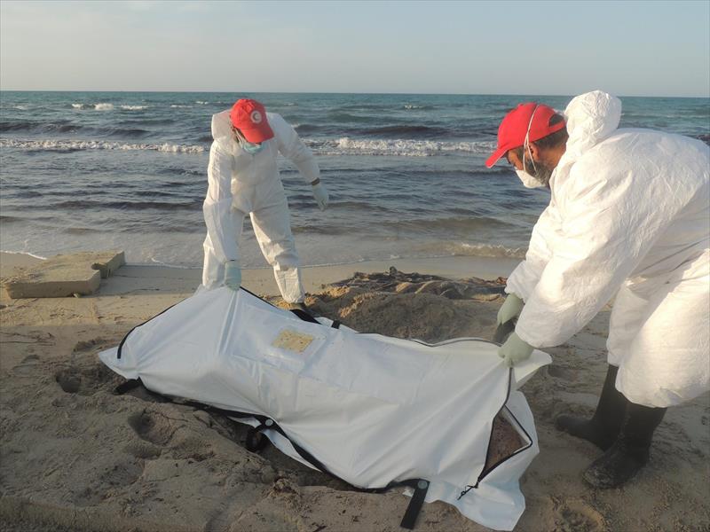 الهلال الأحمر: الأمواج جرفت جثث 133 مهاجرًا إلى ساحل ليبيا