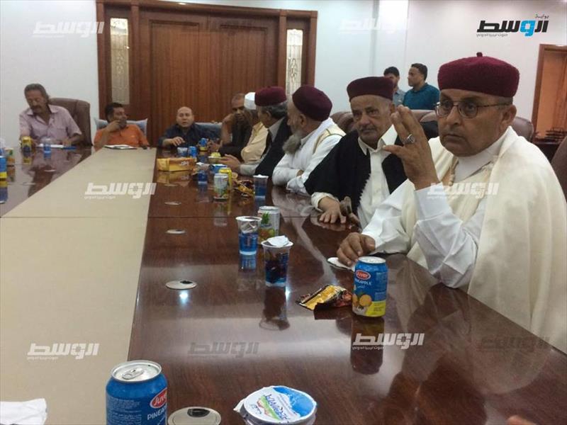 مشايخ وأعيان وحكماء ونشطاء بنغازي يدعمون بالتمر عميدًا للبلدية