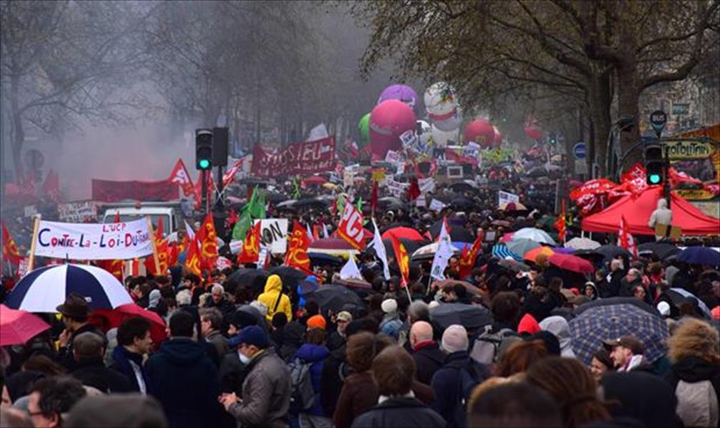 مظاهرات عمالية وقمامة في استقبال كأس أوروبا