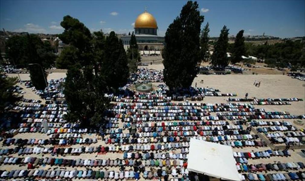 آلاف الفلسطينيين يتحدون قوات الاحتلال ويتوجهون للمسجد الأقصى