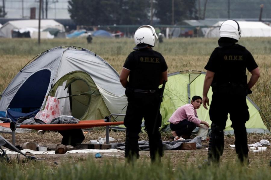 الشرطة اليونانية تخلي مخيمًا عشوائيًّا قرب مقدونيا
