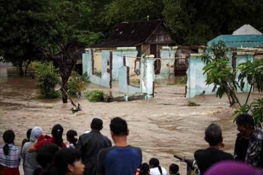 سيول وانهيارات أرضية تقتل 24 شخصًا في إندونيسيا