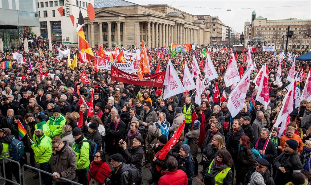 آلاف الألمان يحتجون ضد العنصرية بالسلاسل البشرية