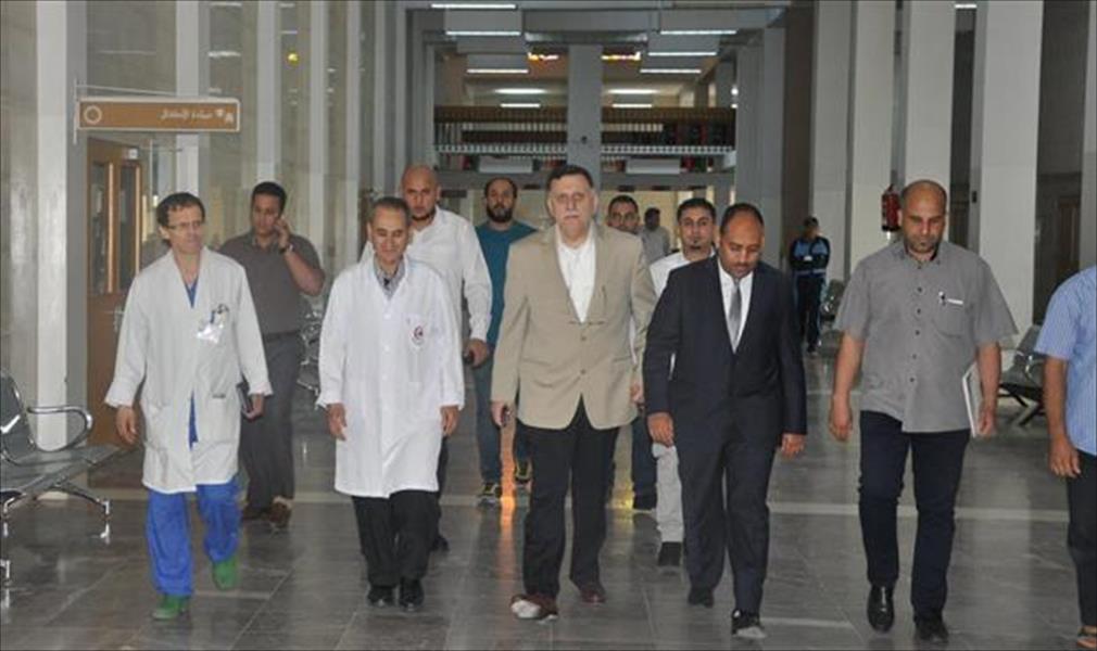 السراج يزور مركز طرابلس الطبي ويتعهد بدعمه